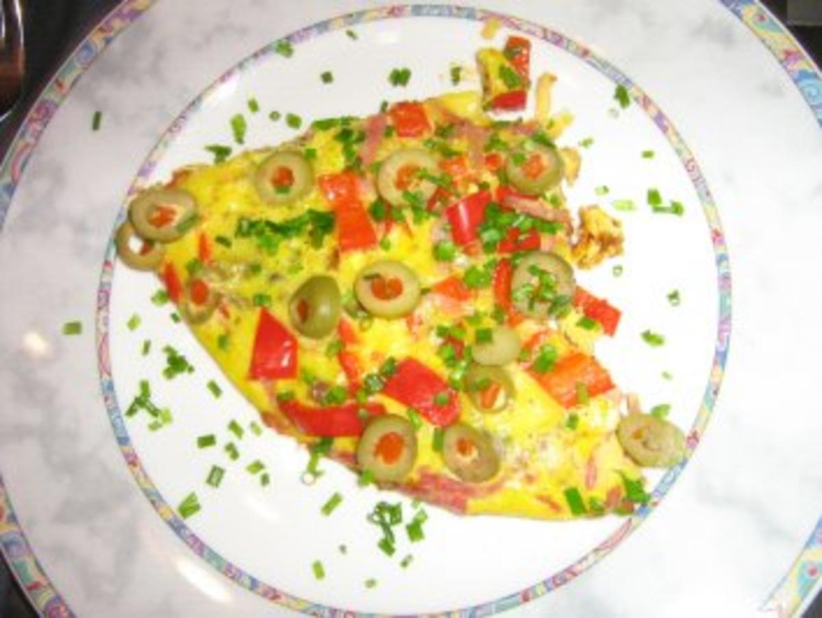 Frittata mit Schinkenspeckstreifen Paprika und Oliven - Rezept