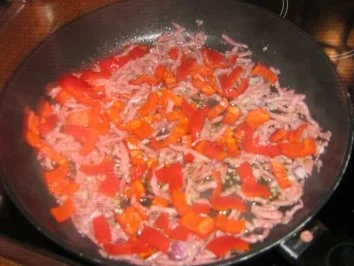 Frittata mit Schinkenspeckstreifen Paprika und Oliven - Rezept - Bild Nr. 4