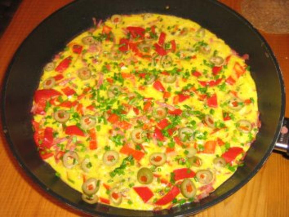 Frittata mit Schinkenspeckstreifen Paprika und Oliven - Rezept - Bild Nr. 7