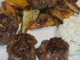 Köfte mit Grillgemüse und Tsatsiki - Rezept