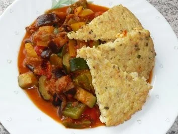Rezept: Gemüse: Ratatouille mit Reisfladen Gemüse: Ratatouille mit Reisfladen - Rezept