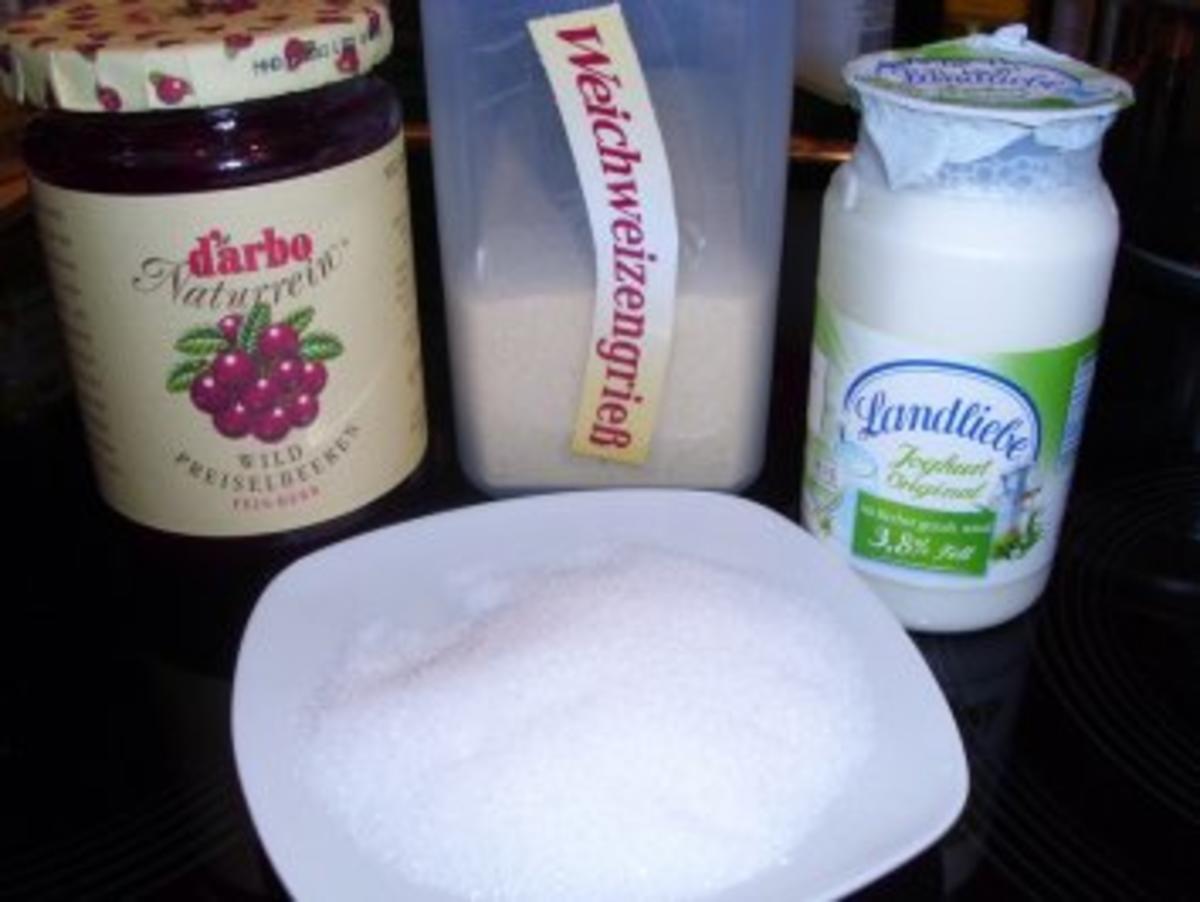 Desserts: Finnischer Preiselbeerschaum auf Joghurt - Rezept - Bild Nr. 2