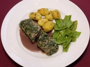 Rezept: Gekräuterte Lammlachse auf Rotmondrotweinjus (Vince Bahrdt) Gekräuterte Lammlachse auf Rotmondrotweinjus (Vince Bahrdt) - Rezept