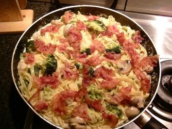 Rezept: TAGLIATELLE in herzhafter Gesellschaft TAGLIATELLE in herzhafter Gesellschaft - Rezept