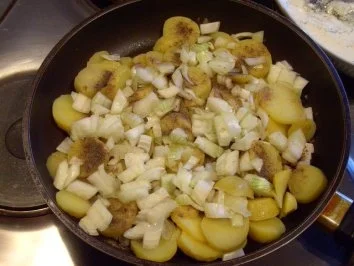 "Oma´s Bratkartoffeln" mit eingelegte Heringe...zur Auswahl ! - Rezept - Bild Nr. 2