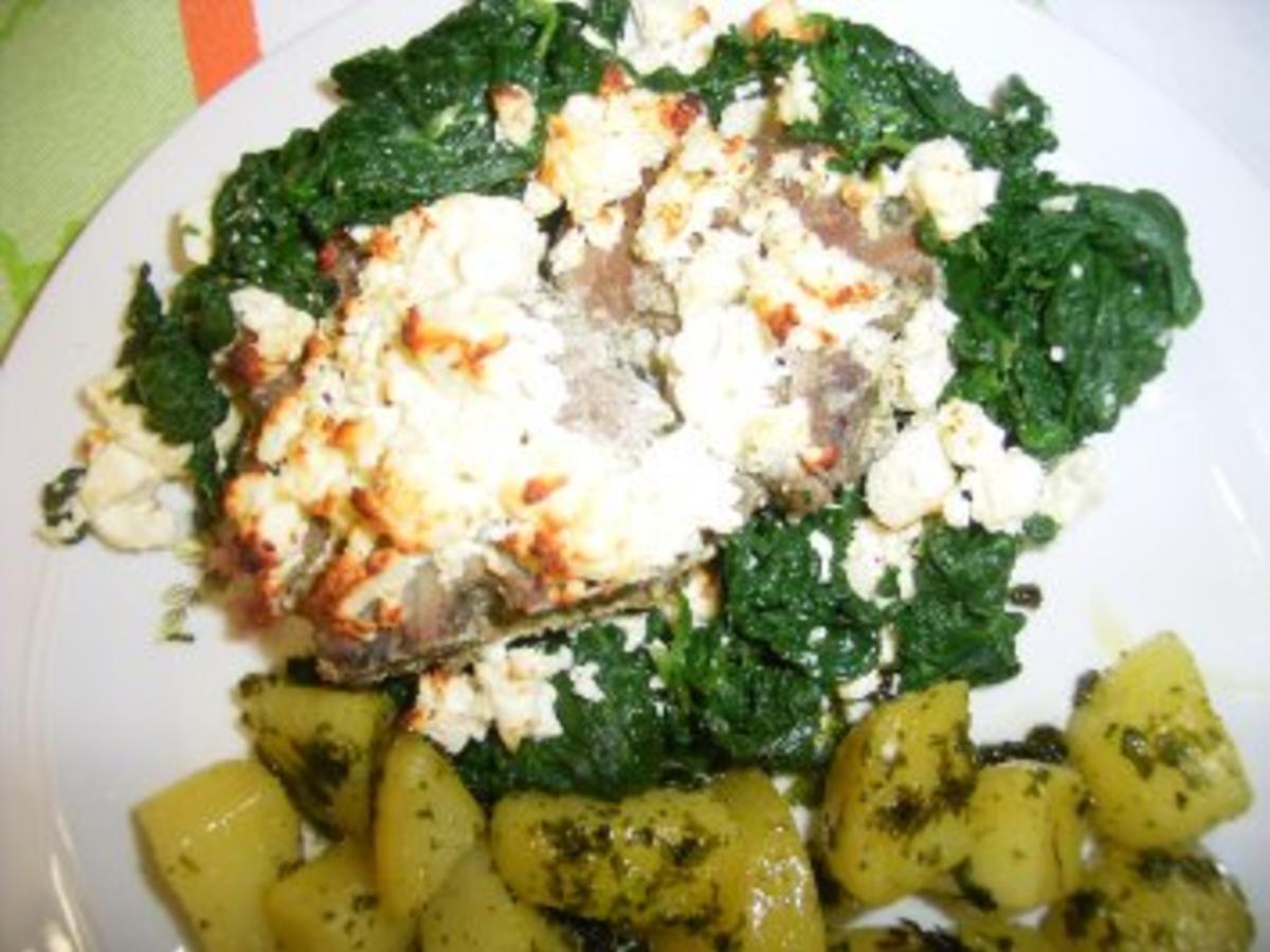 Lammkoteletts auf Spinat mit Feta überbacken - einfach - 64 kcal/100g