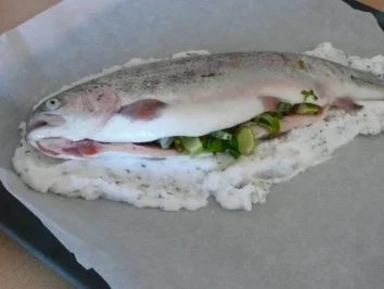 Rezept: Lachsforelle im Thymian-Salzmantel mit Rosmarinkartoffeln Bild Nr. 10 Lachsforelle im Thymian-Salzmantel mit Rosmarinkartoffeln - Rezept - Bild Nr. 10