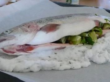 Rezept: Lachsforelle im Thymian-Salzmantel mit Rosmarinkartoffeln Bild Nr. 11 Lachsforelle im Thymian-Salzmantel mit Rosmarinkartoffeln - Rezept - Bild Nr. 11