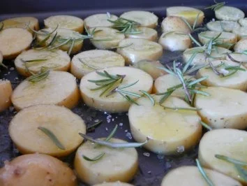 Rezept: Lachsforelle im Thymian-Salzmantel mit Rosmarinkartoffeln Bild Nr. 14 Lachsforelle im Thymian-Salzmantel mit Rosmarinkartoffeln - Rezept - Bild Nr. 14