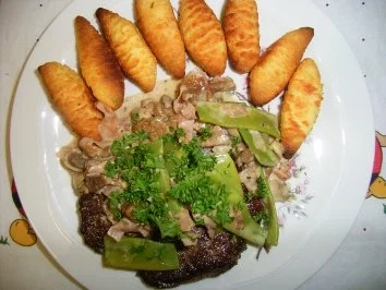 Rezept: Rindsteaks mit pikanter Pilzsauce Rindsteaks mit pikanter Pilzsauce - Rezept