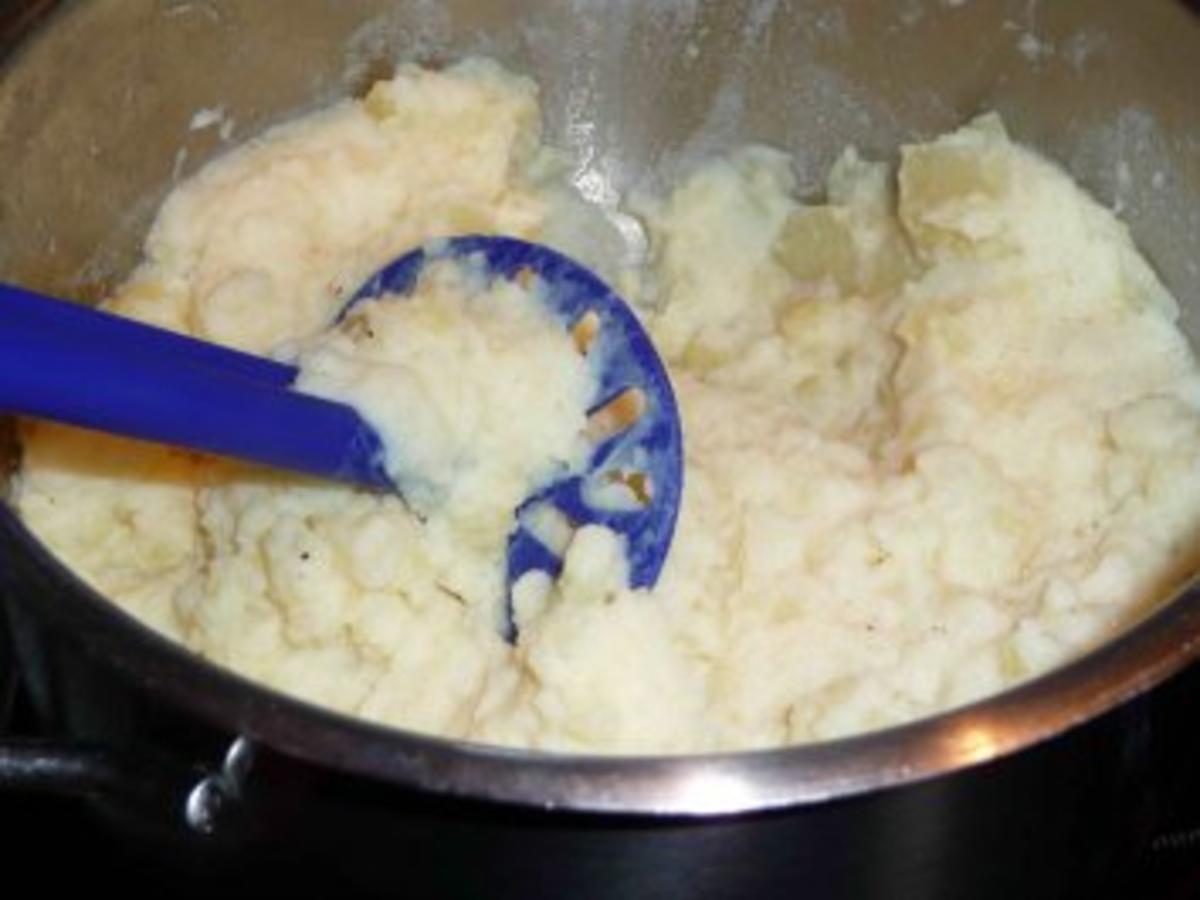 Möhren-Lauch-Gemüse auf Kartoffelbrei mit Fischstäbchen - Rezept ...