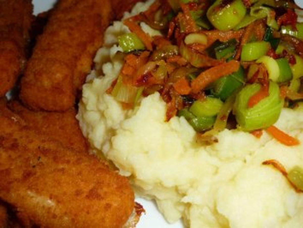 Möhren-Lauch-Gemüse auf Kartoffelbrei mit Fischstäbchen - Rezept