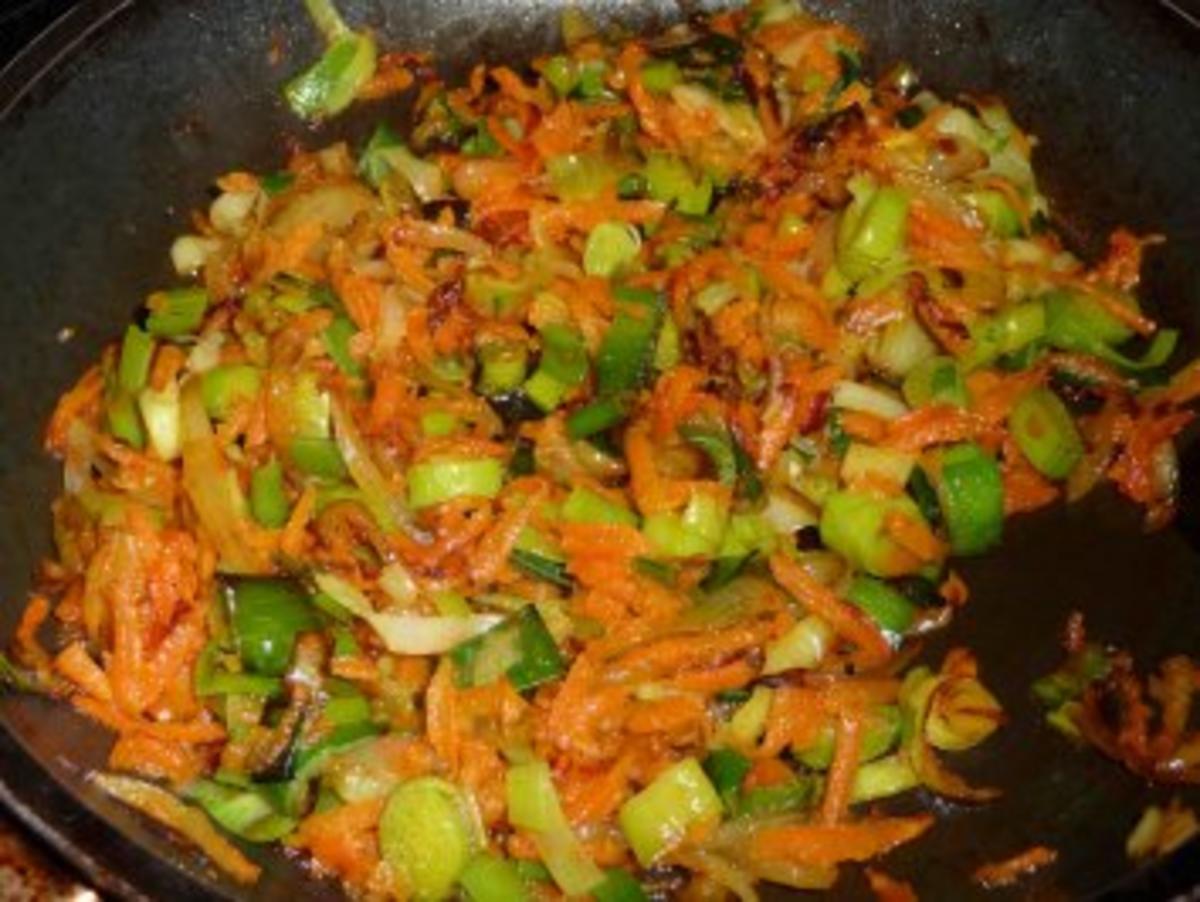 Möhren-Lauch-Gemüse auf Kartoffelbrei mit Fischstäbchen - Rezept - Bild Nr. 3