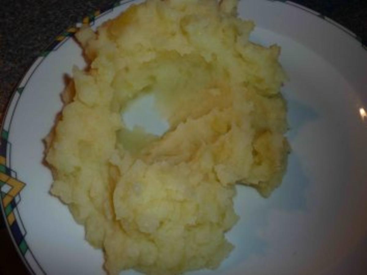 Möhren-Lauch-Gemüse auf Kartoffelbrei mit Fischstäbchen - Rezept ...