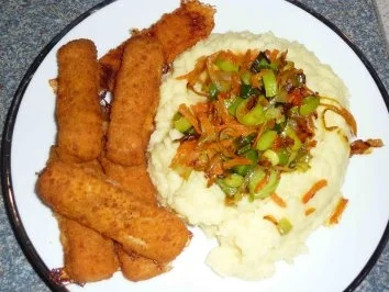 Rezept: Möhren-Lauch-Gemüse auf Kartoffelbrei mit Fischstäbchen Bild Nr. 5 Möhren-Lauch-Gemüse auf Kartoffelbrei mit Fischstäbchen - Rezept - Bild Nr. 5