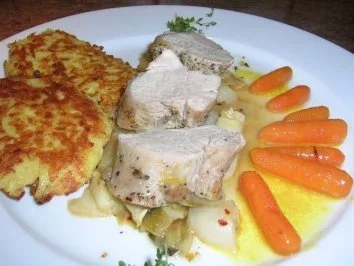 Schweinefilet in Zitronenzesten mit Baby-Möhrchen und Chicorée sowie Parmagiano-Rösti - Rezept - Bild Nr. 2
