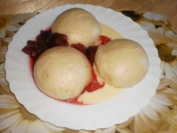 Hefeklöße mit Pflaumen- und Vanillesauce - Rezept