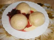 Hefeklöße mit Pflaumen- und Vanillesauce - Rezept