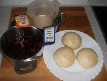 Hefeklöße mit Pflaumen- und Vanillesauce - Rezept - Bild Nr. 2