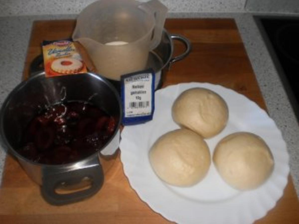 Hefeklöße mit Pflaumen- und Vanillesauce - schnell & einfach - von gabi-63 Hefeklöße mit Pflaumen- und Vanillesauce - schnell & einfach - von gabi-63