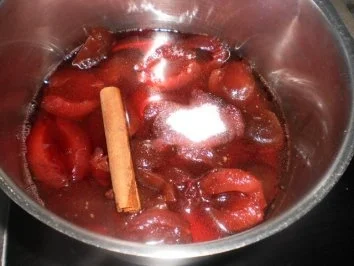 Hefeklöße mit Pflaumen- und Vanillesauce - Rezept - Bild Nr. 3