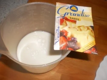 Hefeklöße mit Pflaumen- und Vanillesauce - Rezept - Bild Nr. 4