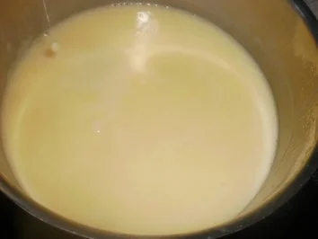 Hefeklöße mit Pflaumen- und Vanillesauce - Rezept - Bild Nr. 6