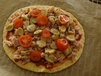 Rezept: Tortilla Pizza Tonno-Funghi Bild Nr. 5 Tortilla Pizza Tonno-Funghi - Rezept - Bild Nr. 5