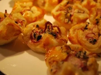 Mini-Tarteletts mit roten Zwiebeln und Schafskäse - Rezept