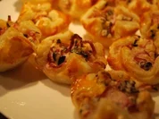 Rezept: Mini-Tarteletts mit roten Zwiebeln und Schafskรคse Mini-Tarteletts mit roten Zwiebeln und Schafskรคse - Rezept