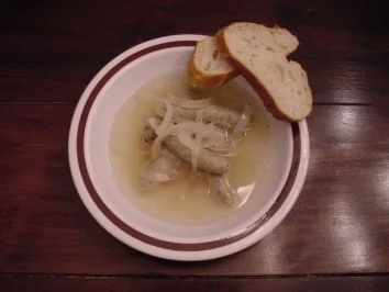 Fränkische Bratwürste im Zwiebelsud  "Blaue Zipfel" - Rezept