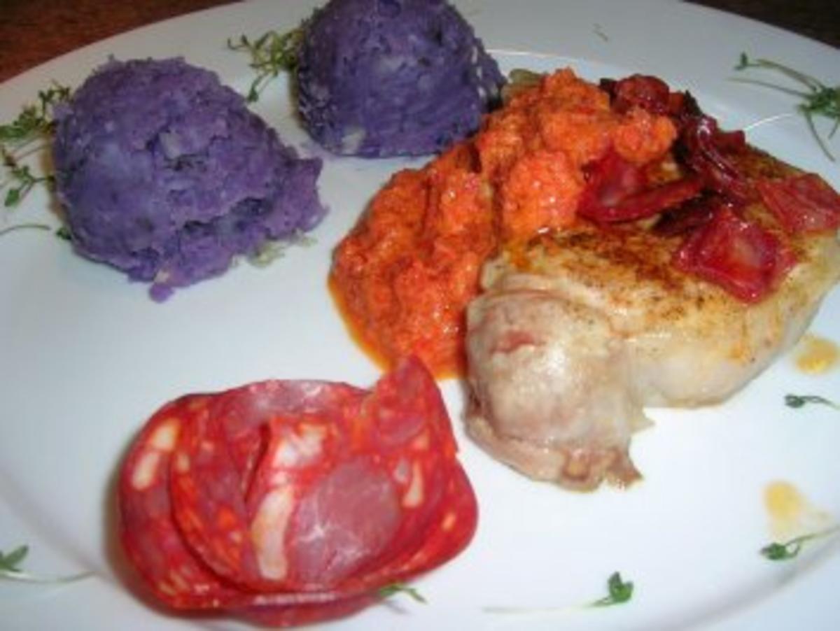 Schweinestaeks mit blauen Kartoffel-Trüffel-Püree und Chorizo-Paprika-Sauce - Rezept