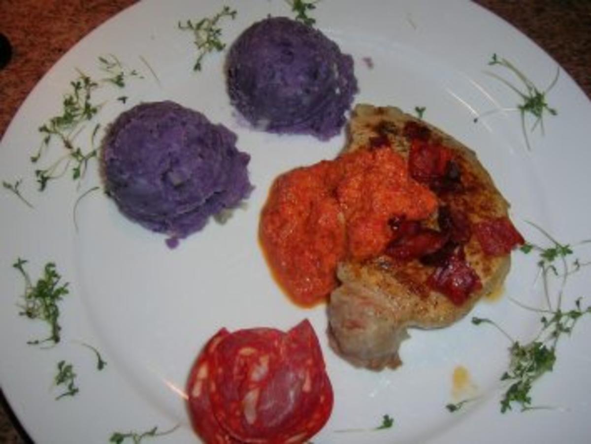 Schweinestaeks mit blauen Kartoffel-Trüffel-Püree und Chorizo-Paprika-Sauce - Rezept - Bild Nr. 2