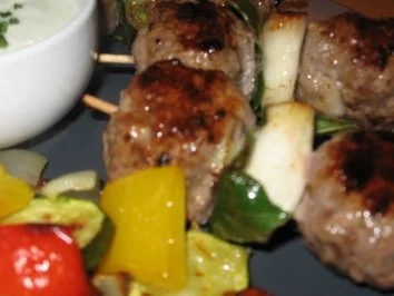 Balkan-Hackspieße mit gegrilltem Gemüse und Joghurt- Wasabi-Dip - Rezept - Bild Nr. 2