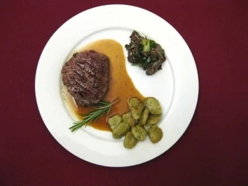 Rezept: Gekräuterte Rindermedaillons in Madeirajus mit Basilikum-Gnocchi an Austernpilzsalat Gekräuterte Rindermedaillons in Madeirajus mit Basilikum-Gnocchi an Austernpilzsalat - Rezept