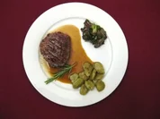 Gekräuterte Rindermedaillons in Madeirajus mit Basilikum-Gnocchi an Austernpilzsalat - Rezept
