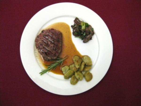 Gekräuterte Rindermedaillons in Madeirajus mit Basilikum Gnocchi an ...