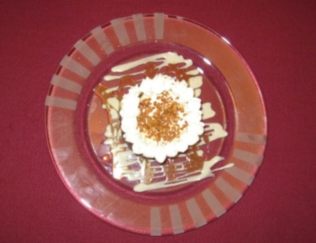 Amaretto-Törtchen mit Walnusskrokant auf karamellisiertem Vanillebett - Rezept