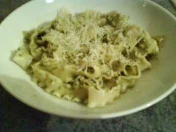 Rezept: Pasta mit Basilikumsoße Bild Nr. 2 Pasta mit Basilikumsoße - Rezept - Bild Nr. 2