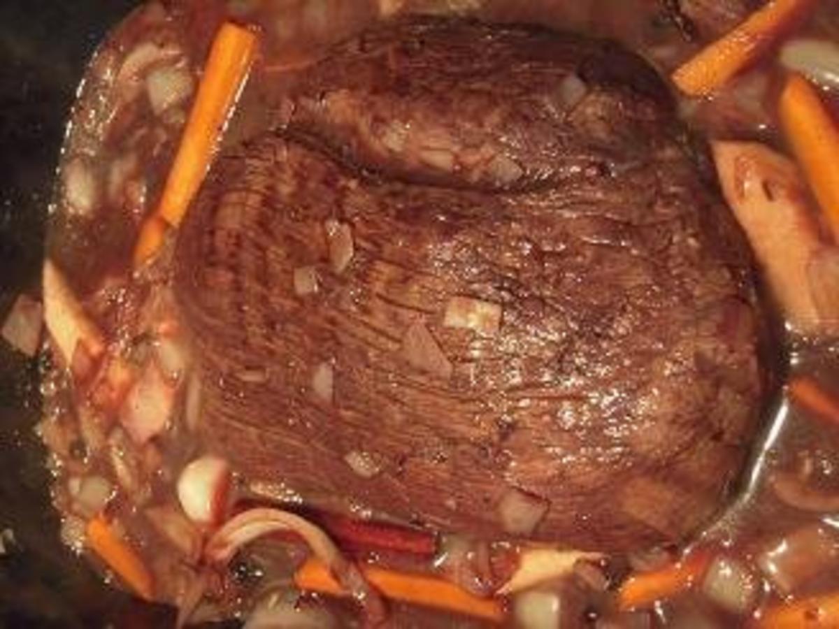 Hirschkeulenbraten mit Rotweinbirne - Rezept