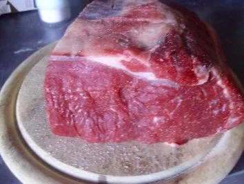 Roastbeef zum Abendbrot mit Bratkartoffeln und Zwiebelbrot - Rezept - Bild Nr. 2