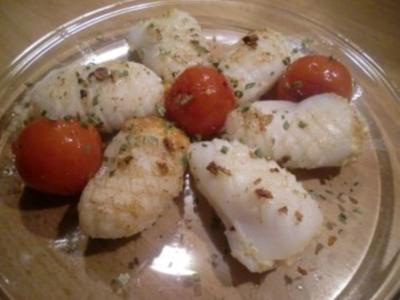 Rezept: Mit Scampis gefüllte (Ananas)Tintenfischtuben mit vanillierten Kirschtomaten Mit Scampis gefüllte (Ananas)Tintenfischtuben mit vanillierten Kirschtomaten - Rezept