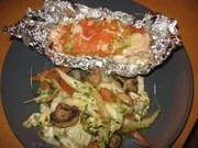 Tomaten-Lachs im Päckchen mit Schwenkgemüse - Rezept