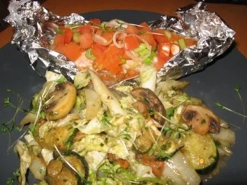 Rezept: Tomaten-Lachs im Päckchen mit Schwenkgemüse Bild Nr. 4 Tomaten-Lachs im Päckchen mit Schwenkgemüse - Rezept - Bild Nr. 4