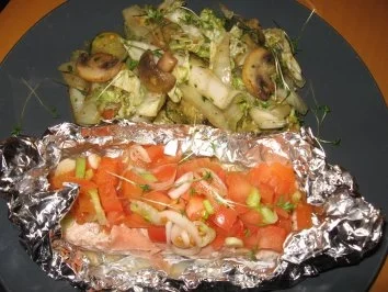 Rezept: Tomaten-Lachs im Päckchen mit Schwenkgemüse Bild Nr. 5 Tomaten-Lachs im Päckchen mit Schwenkgemüse - Rezept - Bild Nr. 5