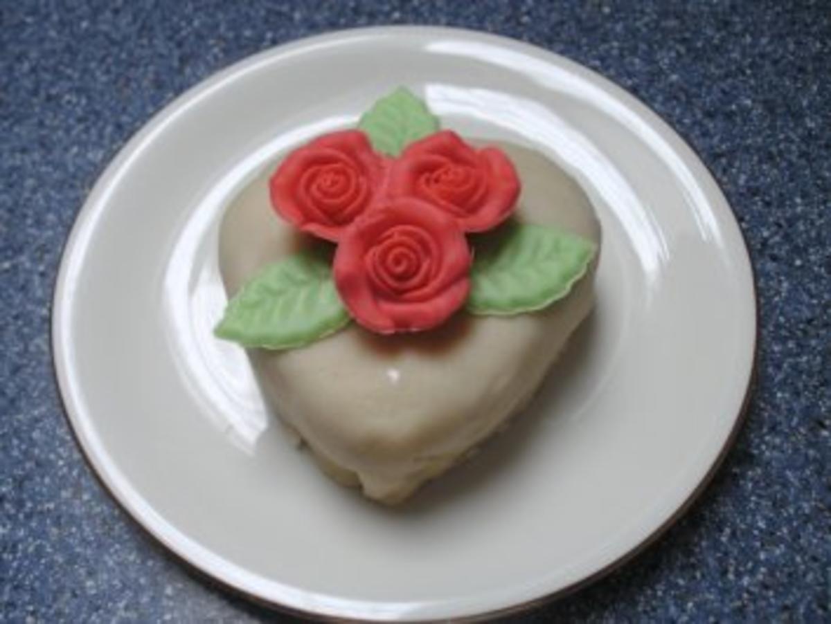 Herzkuchen mit Rosen - Rezept