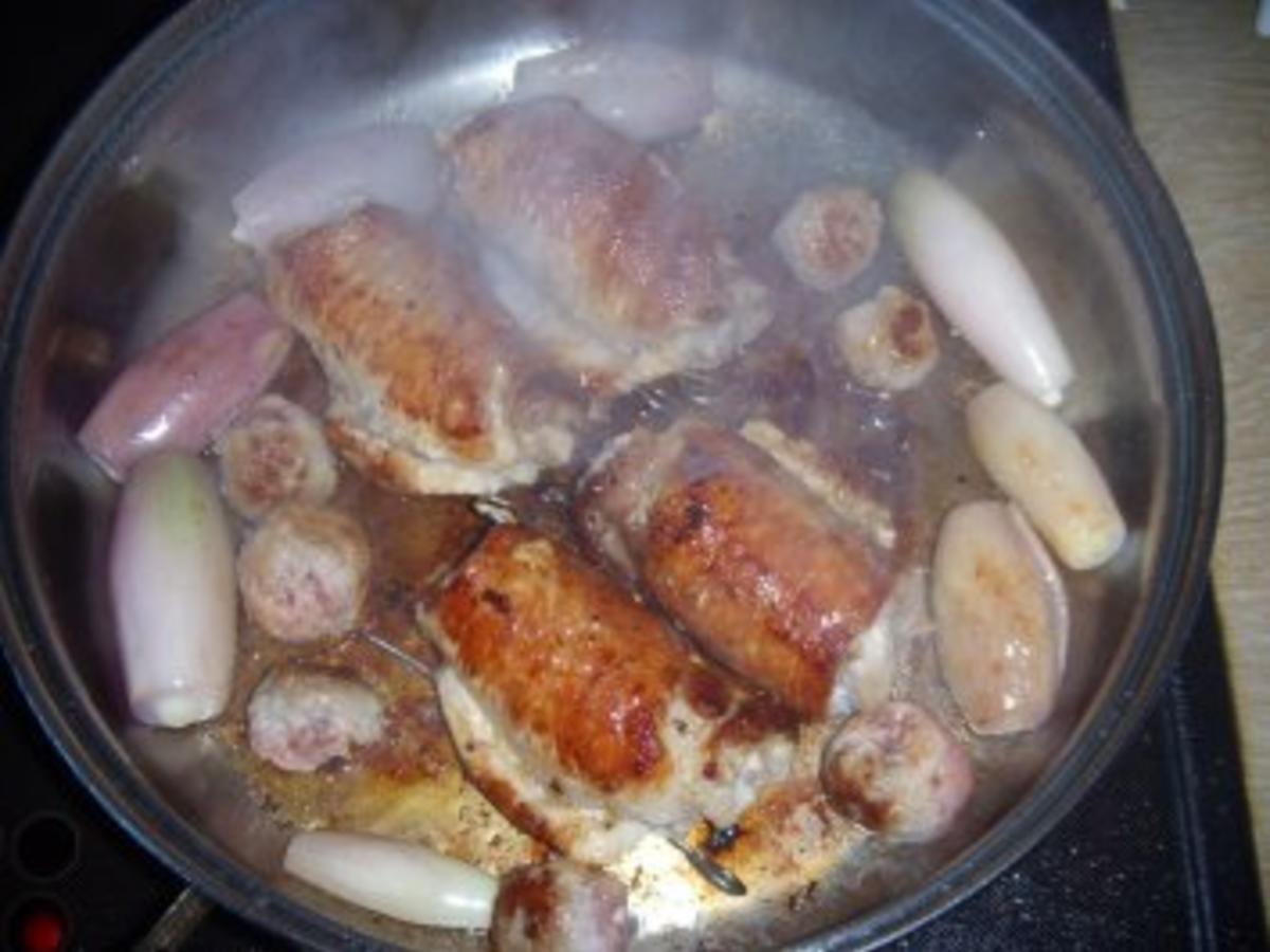 Schweineröllchen mit gedünsteten Zwiebel in Sahnesoße - Rezept - kochbar.de