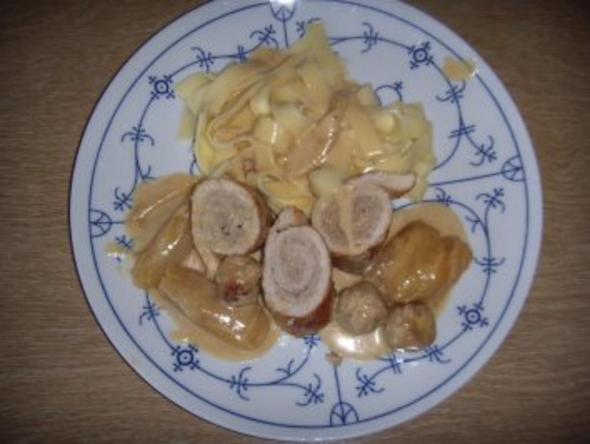 Schweineröllchen mit gedünsteten Zwiebel in Sahnesoße - Rezept - kochbar.de