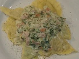 Rezept: Ravioli mit Käse-Mandelfüllung und Spinat-Schinken-Sauce Ravioli mit Käse-Mandelfüllung und Spinat-Schinken-Sauce - Rezept