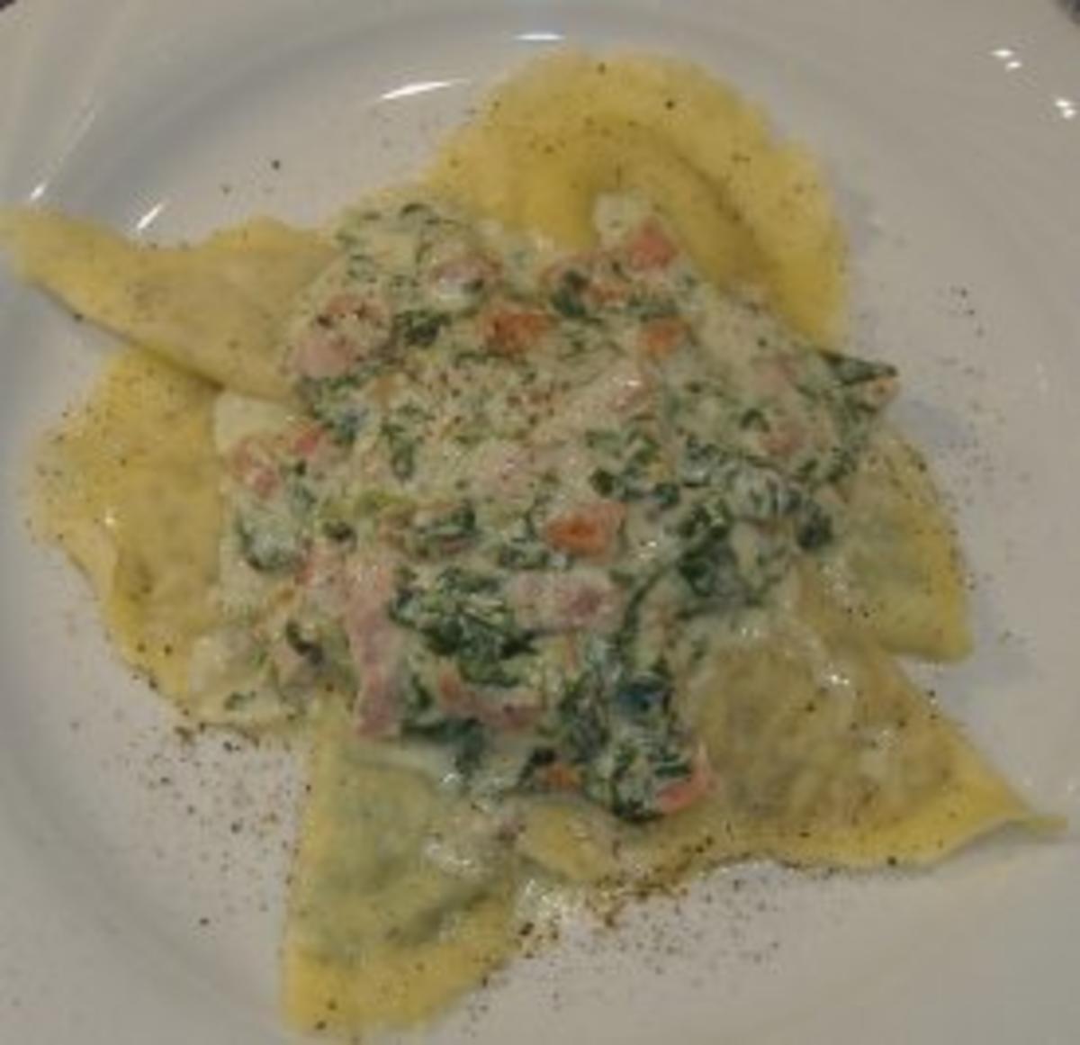 Ravioli mit Käse-Mandelfüllung und Spinat-Schinken-Sauce - Rezept ...